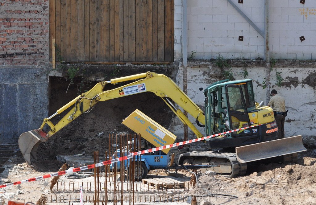 Person unter Mauer begraben Koeln Bickendorf Feltenstr P10.JPG
